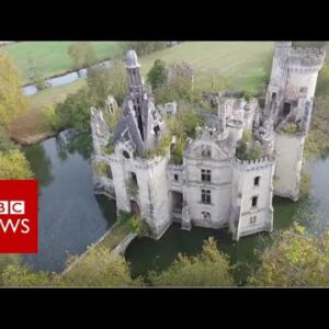 6,500 participants seize crumbling castle – BBC News