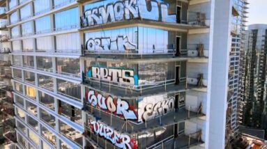 27 Reviews of Los Angeles Skyscraper Covered in Graffiti