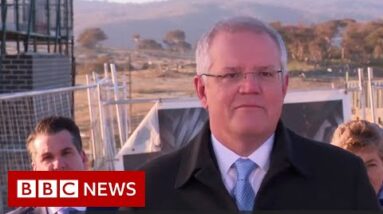 Australian man interrupts PM Morrison to roar ‘derive off my lawn’ – BBC News