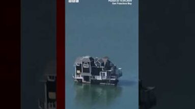 A two-storey houseboat became towed by San Francisco bay. #SanFrancisco #Shorts #BBCNews