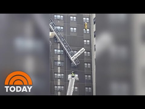 Caught On Video: Firefighters Rescue Window Washers After Scaffold Malfunctions | TODAY