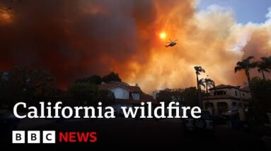 California wildfire rips via LA suburbs as 30,000 told to evacuate | BBC Recordsdata